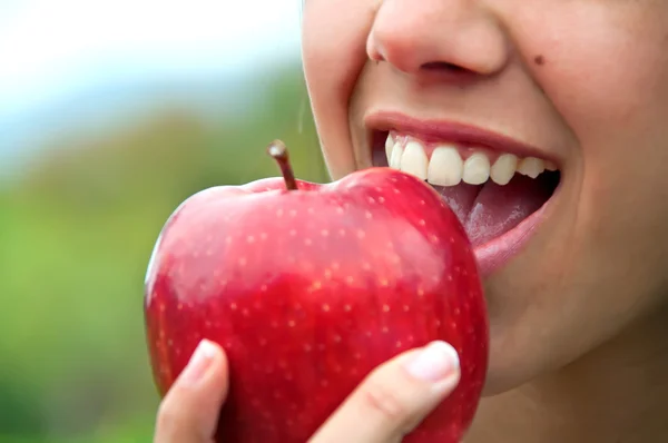 woman eating apple